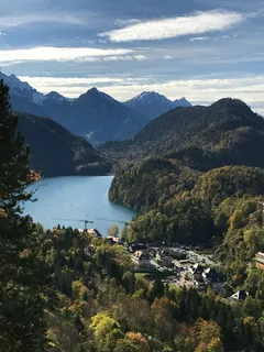 山谷静谧雪镇图·自然和谐风·蓝绿雪白调·宁静赏景照 山谷静谧雪镇图·自然和谐风·蓝绿雪白调·宁静赏景照