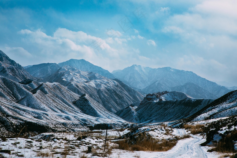 雪域山脉：冷峻蓝调下的冬日画卷