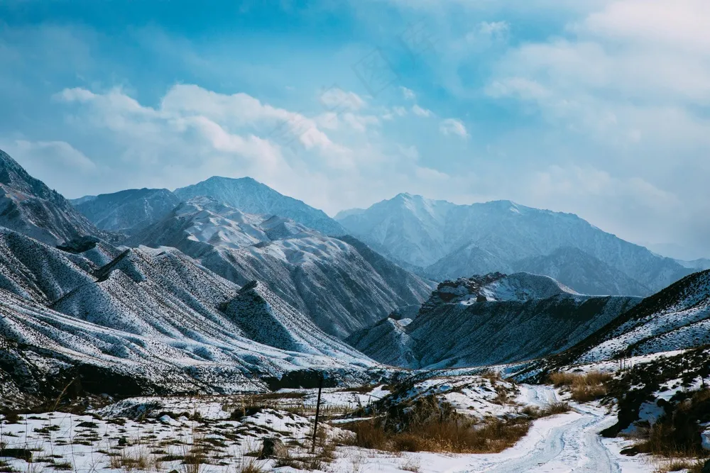 雪域山脉：冷峻蓝调下的冬日画卷