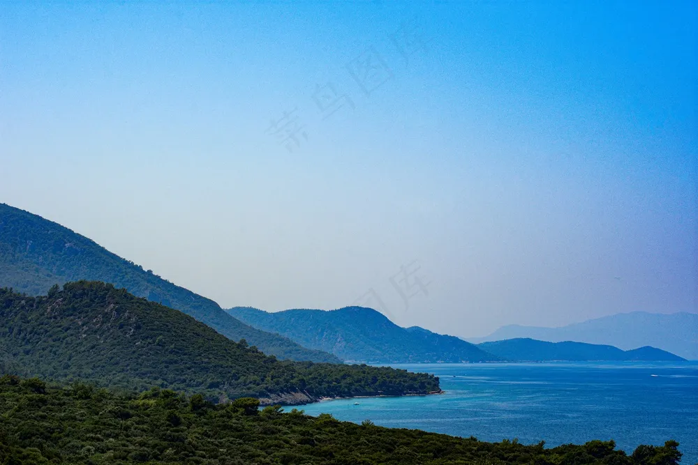 山间湖泊的宁静之美