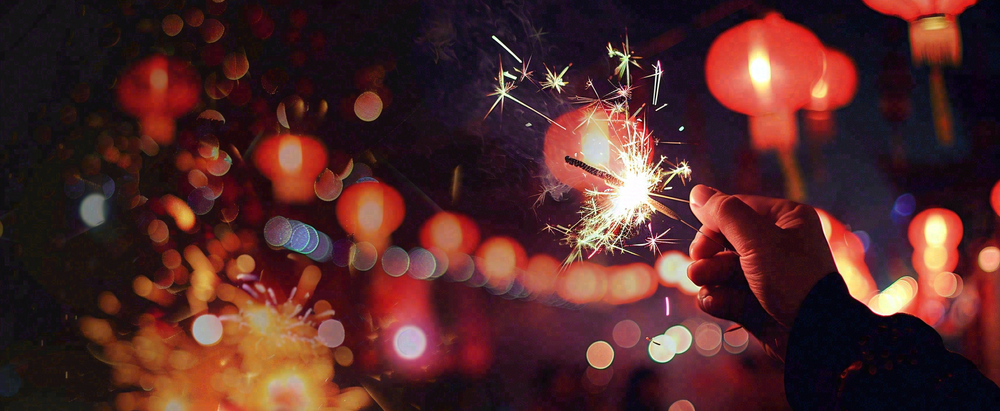 新年春节燃放烟花爆竹庆祝喜庆热闹国庆小年除夕夜摄影图