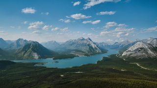 山间湖泊的宁静风光