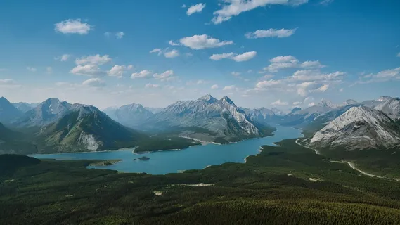 山间湖泊的宁静风光 山间湖泊的宁静风光