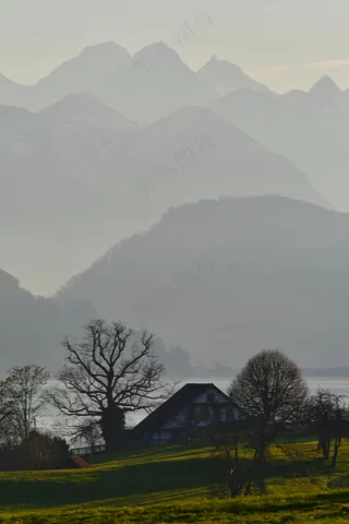 层峦叠嶂的宁静田园风光