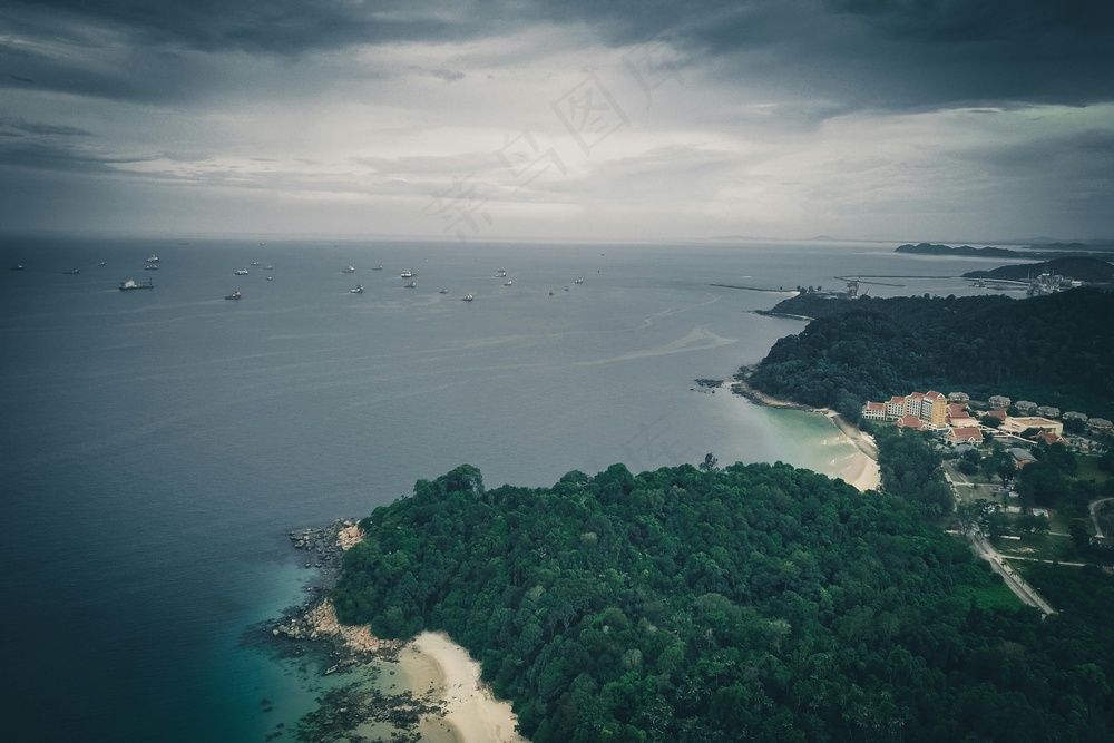 静谧海湾：阴云下的自然与建筑和谐