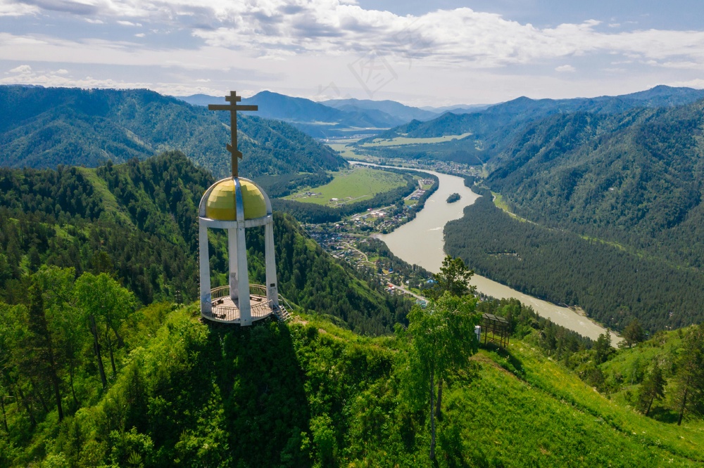 山谷教堂静谧·自然风情·白绿金韵·旅游记忆