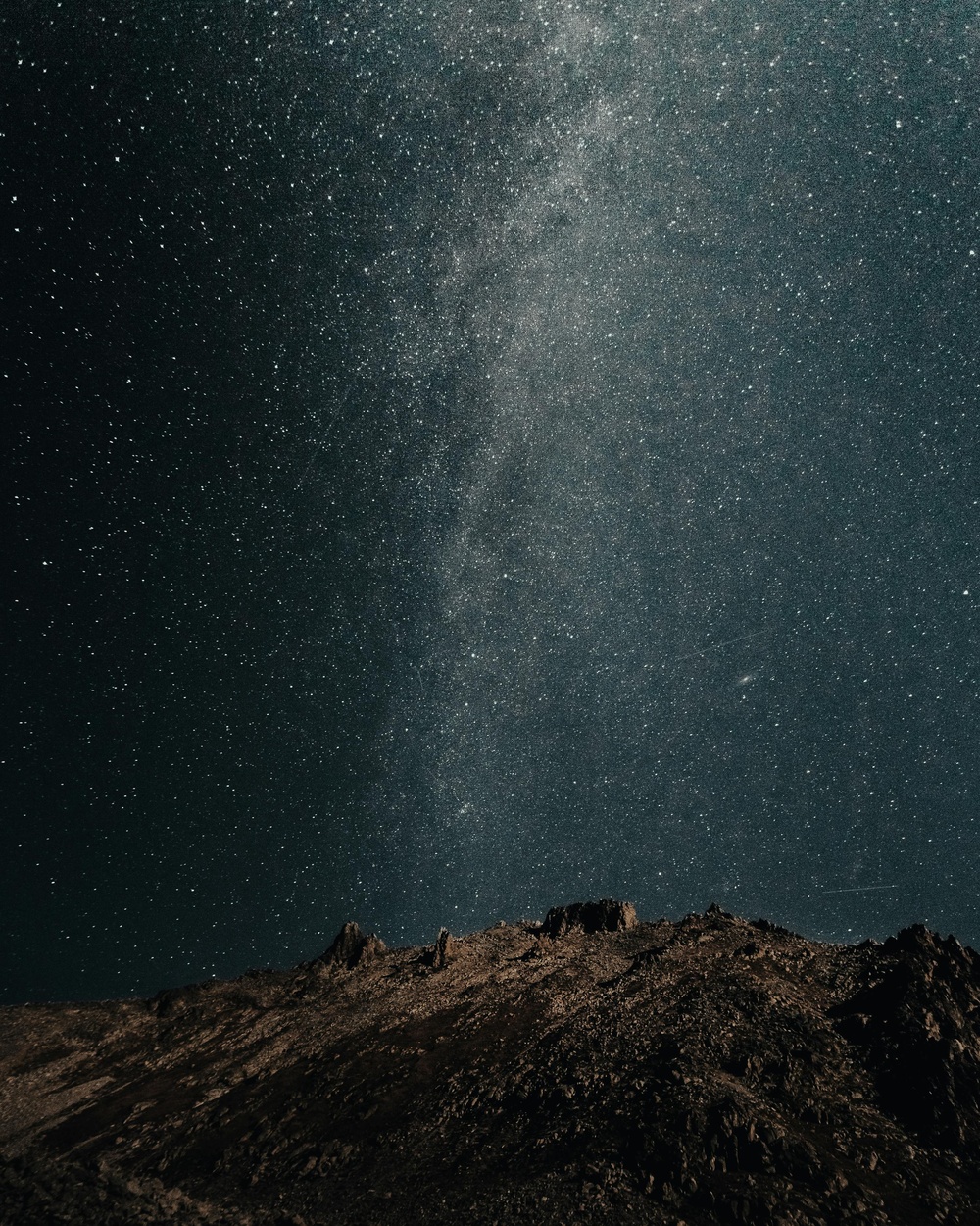 星空山丘静谧蓝调壁纸