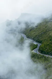 云雾缭绕的山间瀑布