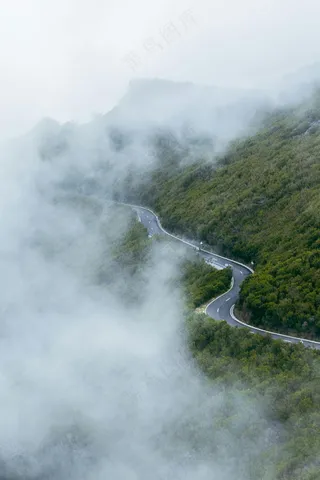 云雾缭绕的山间瀑布