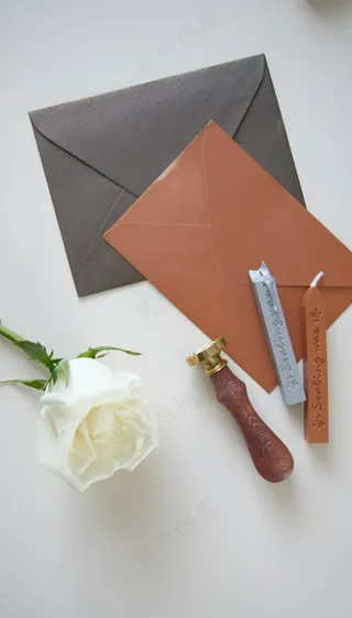 白色花朵 信封 灰色背景