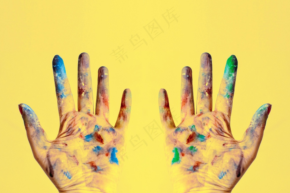 免费 双手沾上油漆 素材图片