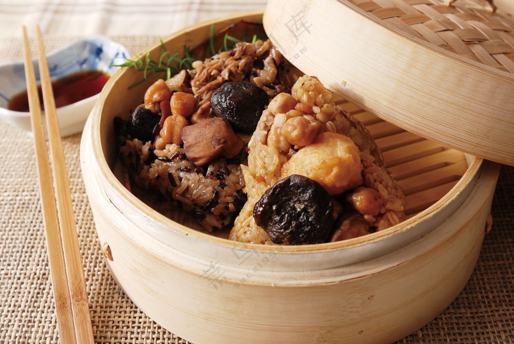 茶餐厅粽子照片图片包粽子粽子摄影裹粽籺粽子摄影端午节