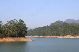 宁静湖光山色，自然之美尽收眼底