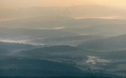 秋雾长城古韵灰绿图