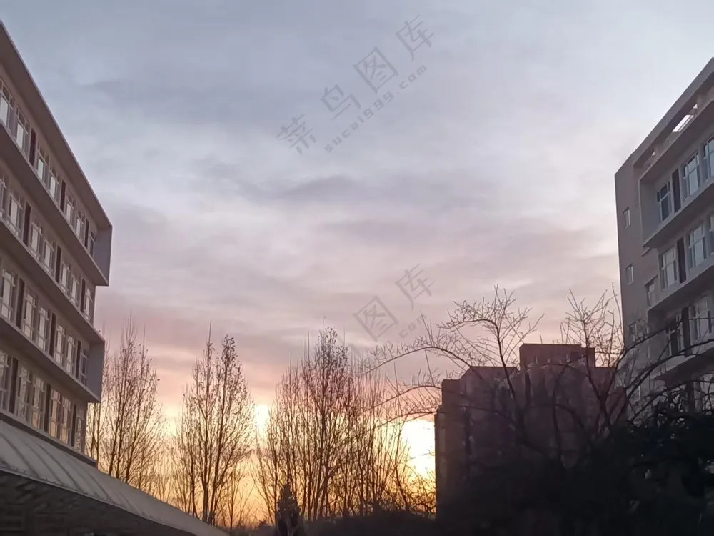 多种颜色的的云堆积在一起