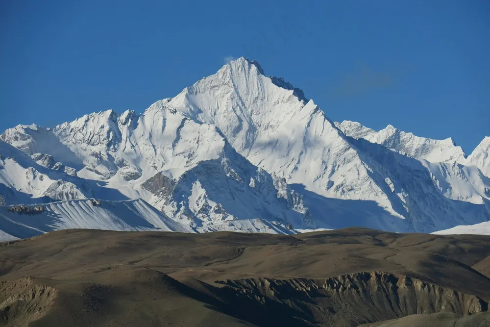 巍峨雪峰，碧空如洗。