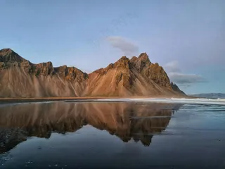 山脉倒影宁静美·自然写实风·棕灰蓝清新·风光壁纸照