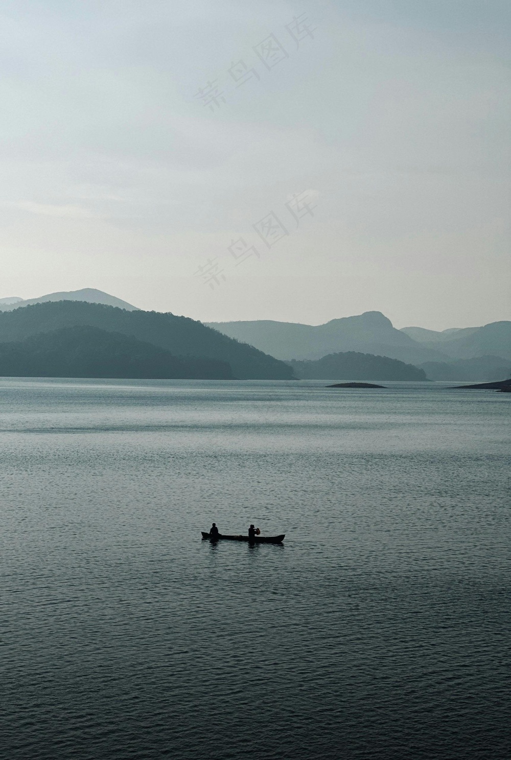 宁静湖畔，远山倒影