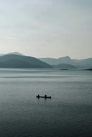 宁静湖畔，远山倒影