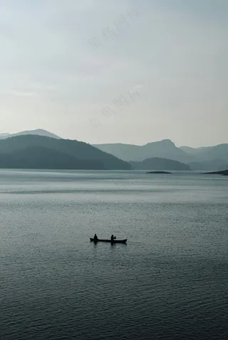 宁静湖畔，远山倒影