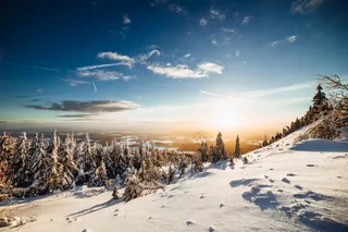 冬季山间完美的森林雪景