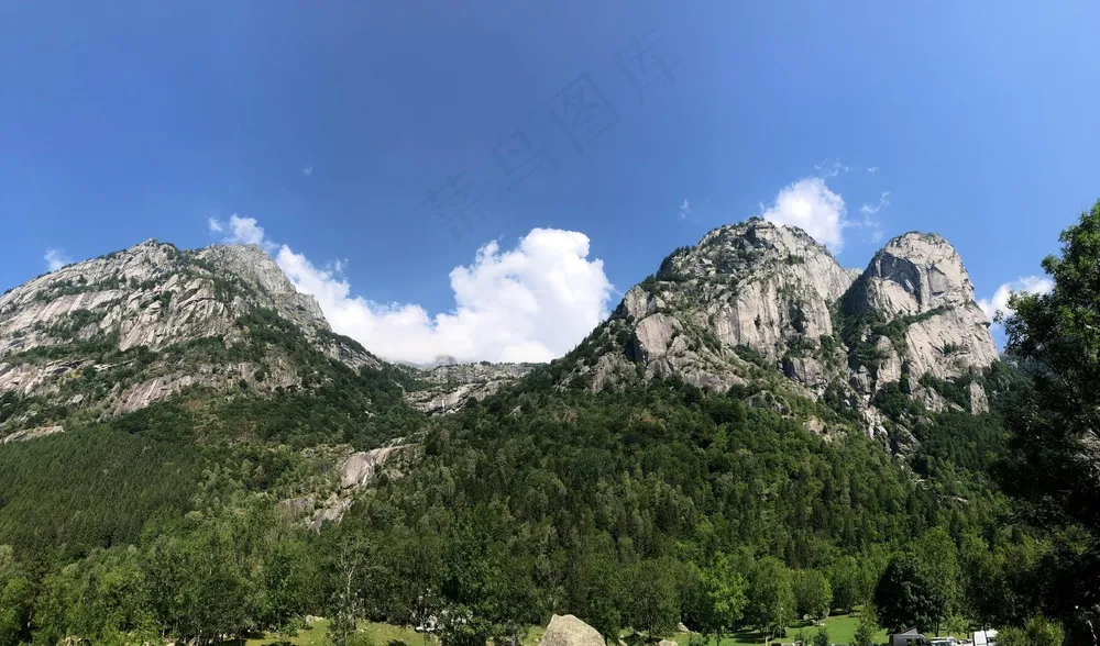 翠峰映蓝天：自然风景摄影