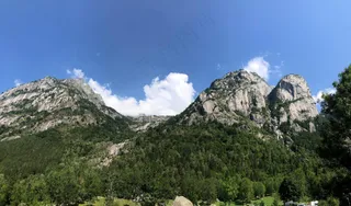 翠峰映蓝天：自然风景摄影