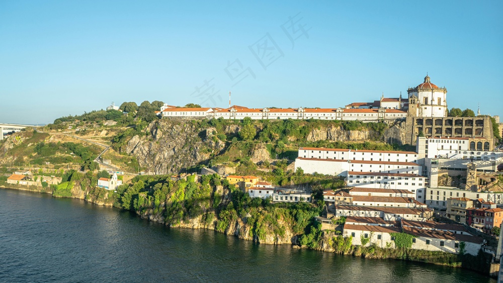 古韵白屋绿荫图：宁静蓝绿艺术珍藏