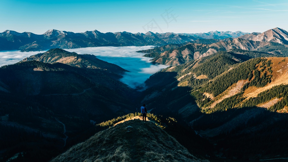 山巅俯瞰·自然风光·蓝白交织·壁纸美图