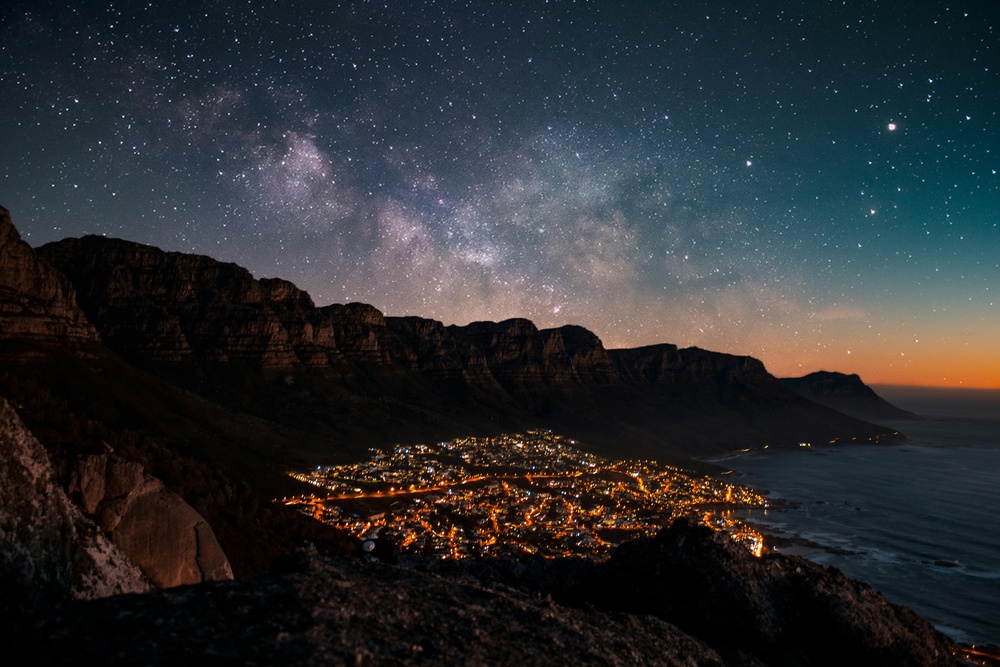 夜幕下的海岸线星光璀璨。