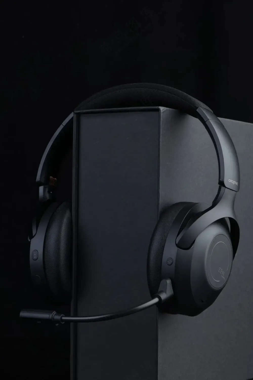 纯黑色侧面高级感头戴式耳机样机