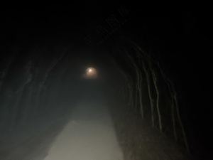 夜晚探险山间
