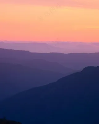 橙粉紫霞映层峦