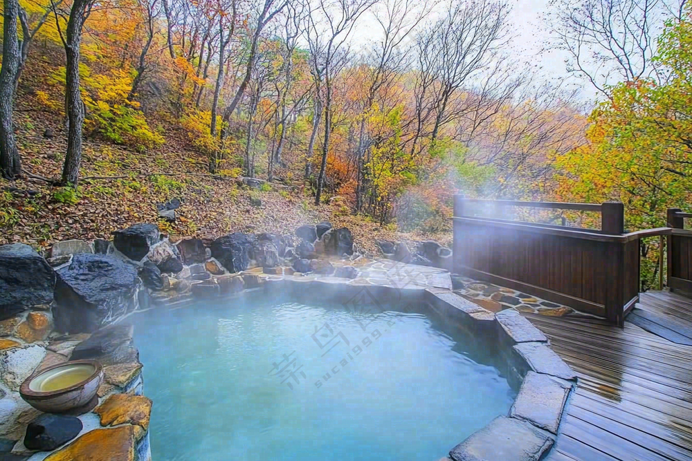 户外天然温泉汤浴秋冬摄影图