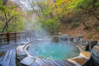 户外天然温泉汤浴秋冬摄影图