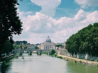 河岸古韵：淡蓝天空下的静谧时光