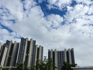 蓝天白云下的高楼