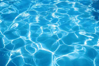 蓝色的游泳池水池摄影图