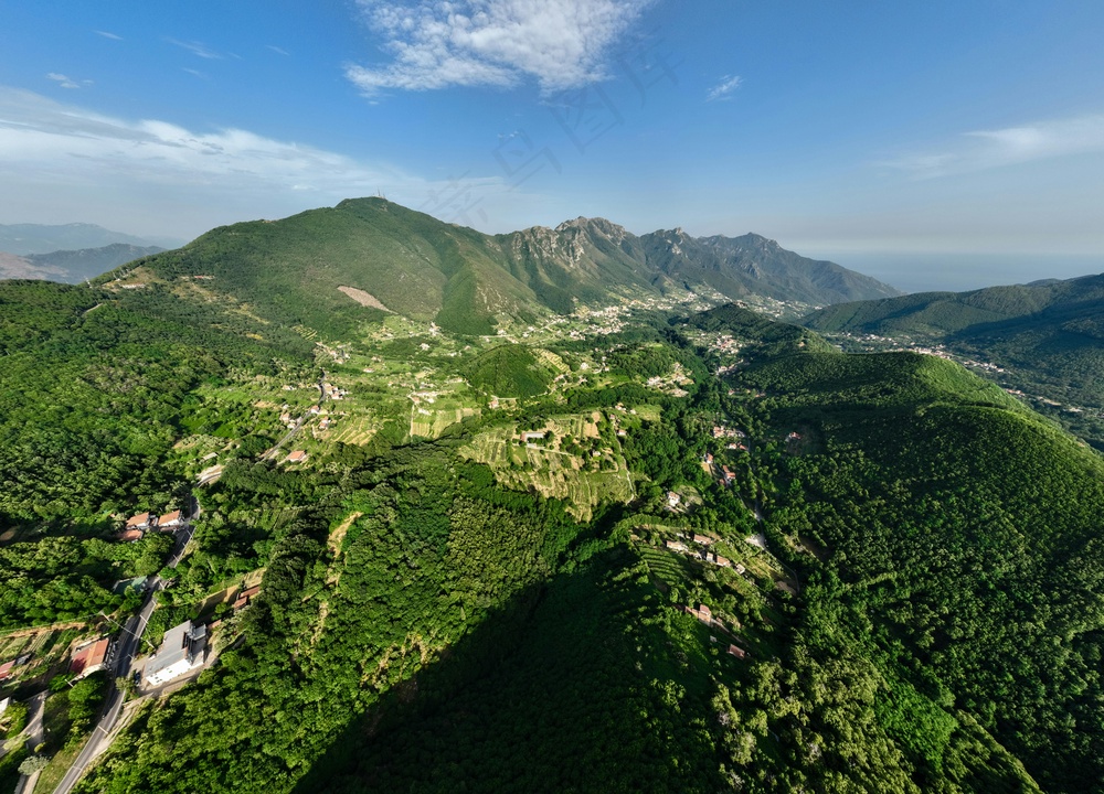 碧绿山谷中的宁静小镇