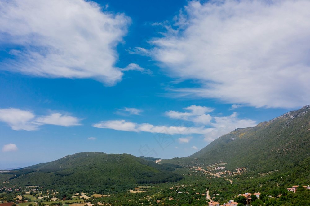 翠绿山丘云景图·宁静自然风·绿白清新色·旅游宣传照