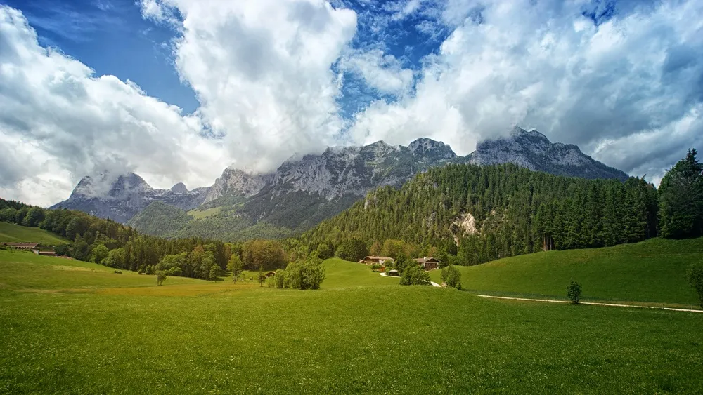 翠绿山谷中的宁静天空