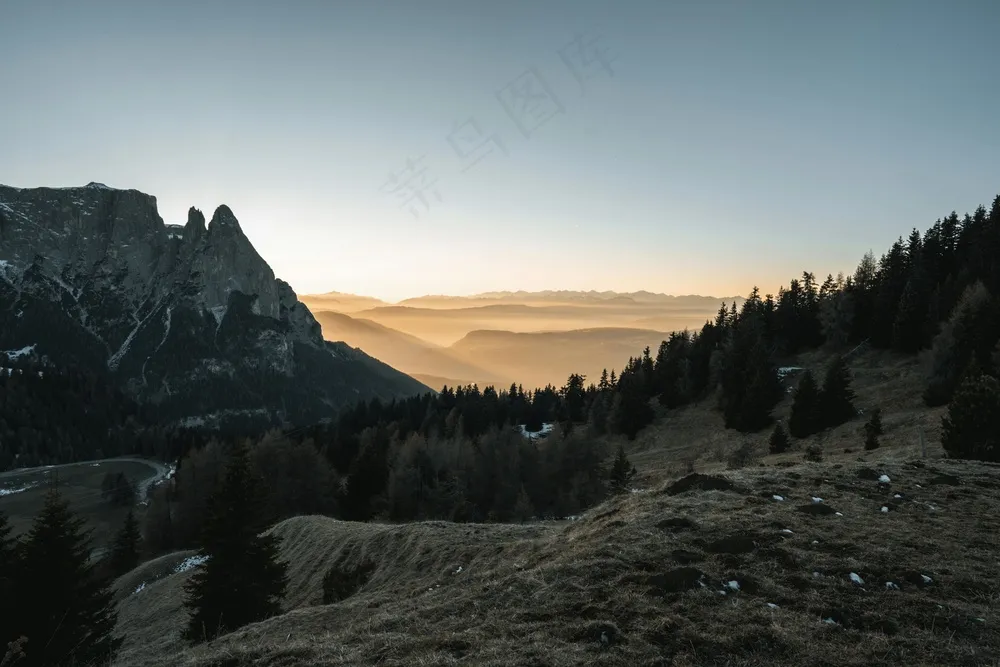 山巅日落时的宁静景致