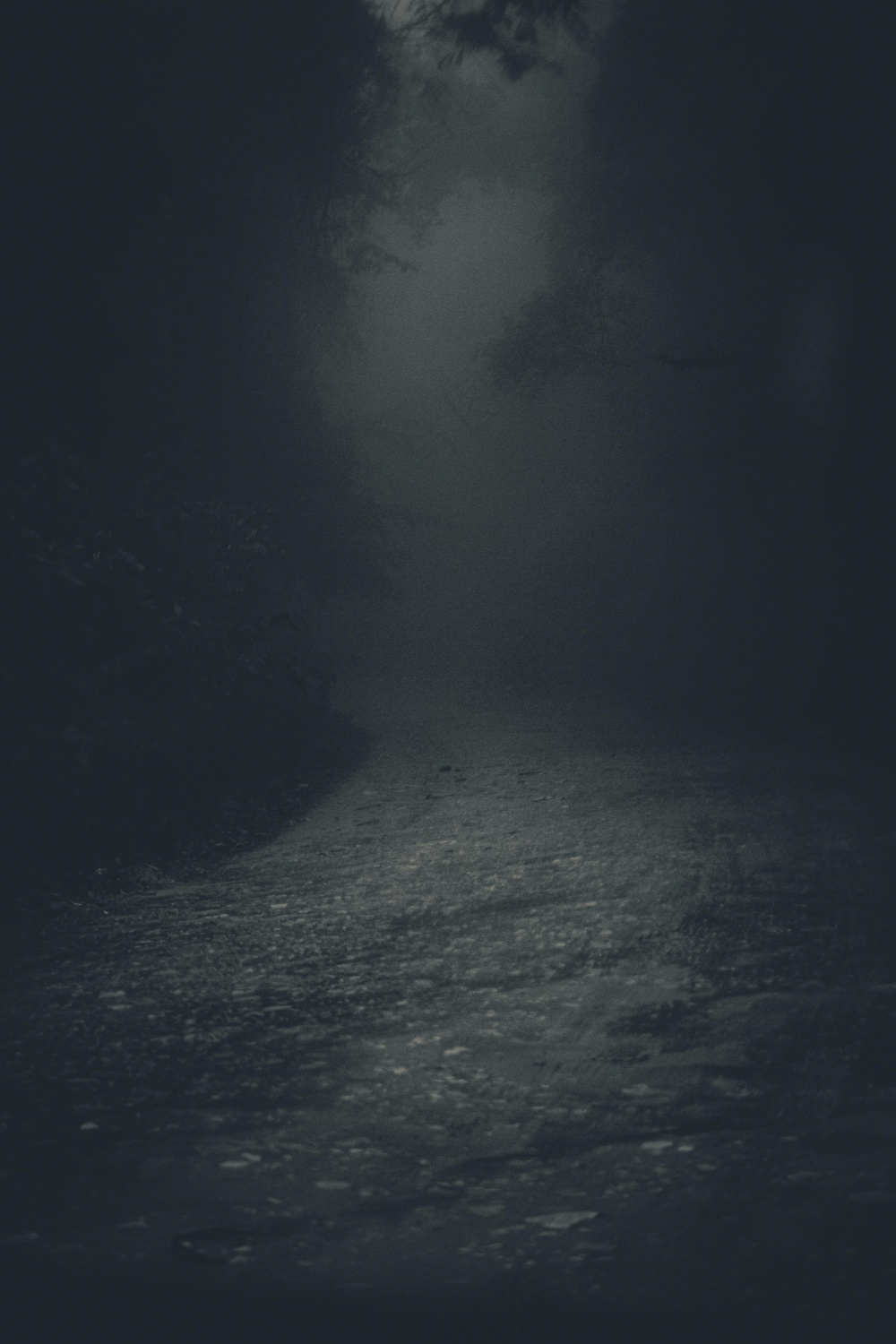 深邃夜空下的神秘光芒