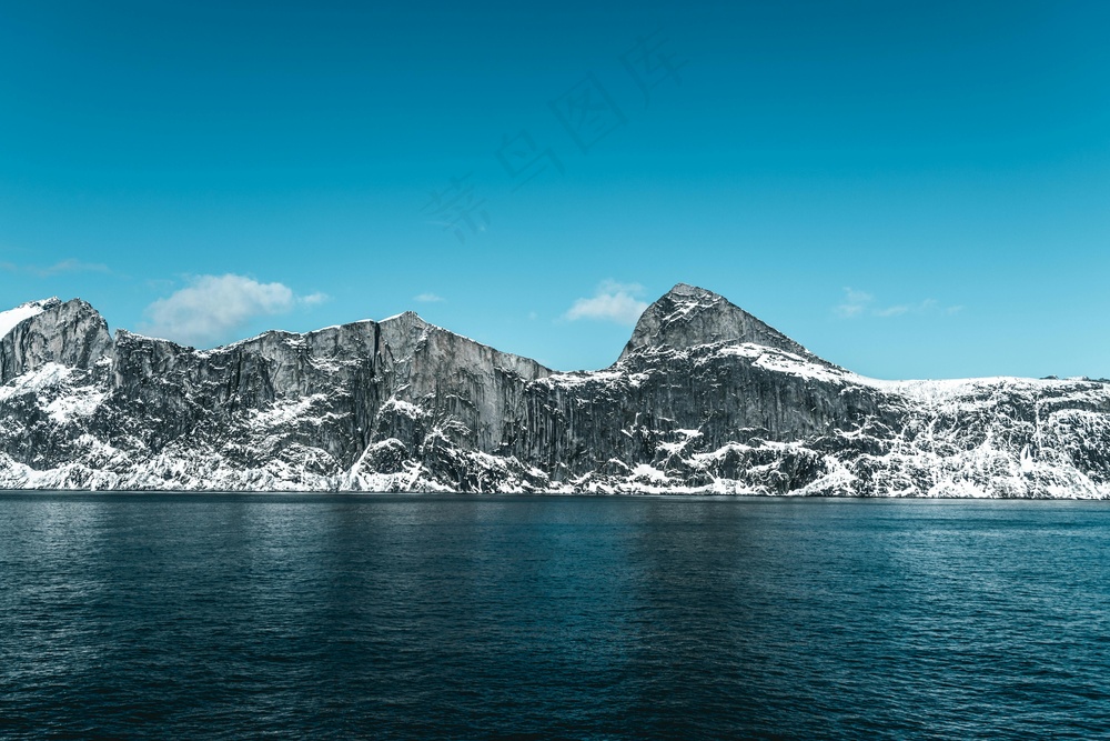 冰雪覆盖的山脉与深蓝色的海面