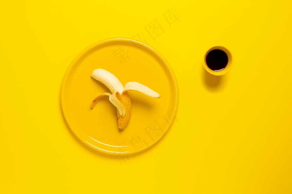 黄色背景下的线脚 咖啡 黄色盘子