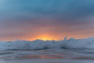 绚丽晚霞下的宁静海滩