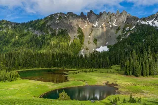 翠绿的山丘上，宁静的古堡