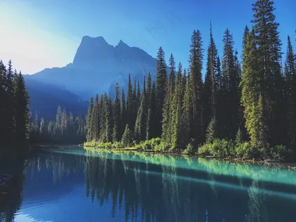 宁静湖光与群山倒影 宁静湖光与群山倒影