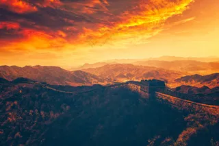 火红火烧云天空下的长城景色