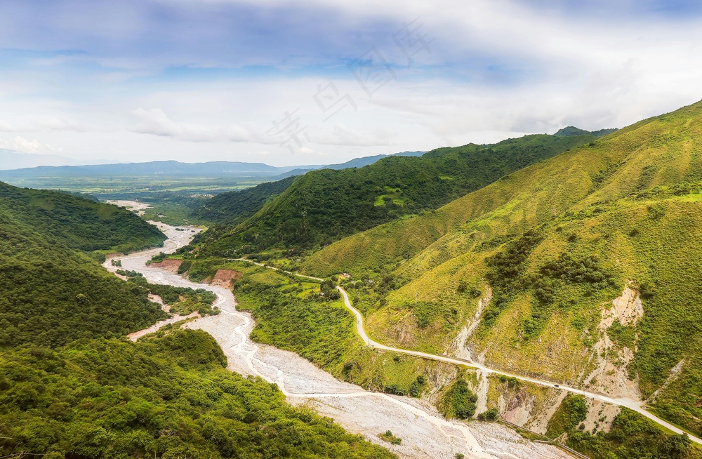 蜿蜒的山间公路，通往远方的秘密